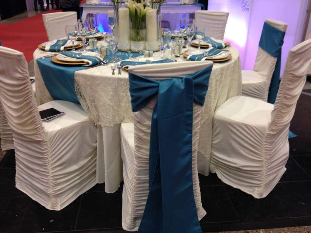 A table arrangement with a blue and white motif