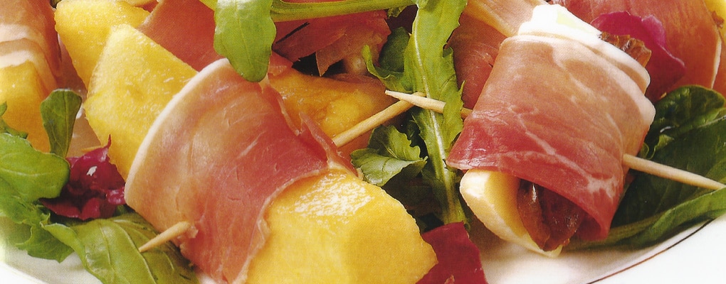 Salad with bacon-wrapped fruit